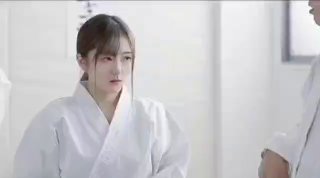 小巧玲珑的爱丽丝·怀特被猛烈地操并吸吮着阴茎